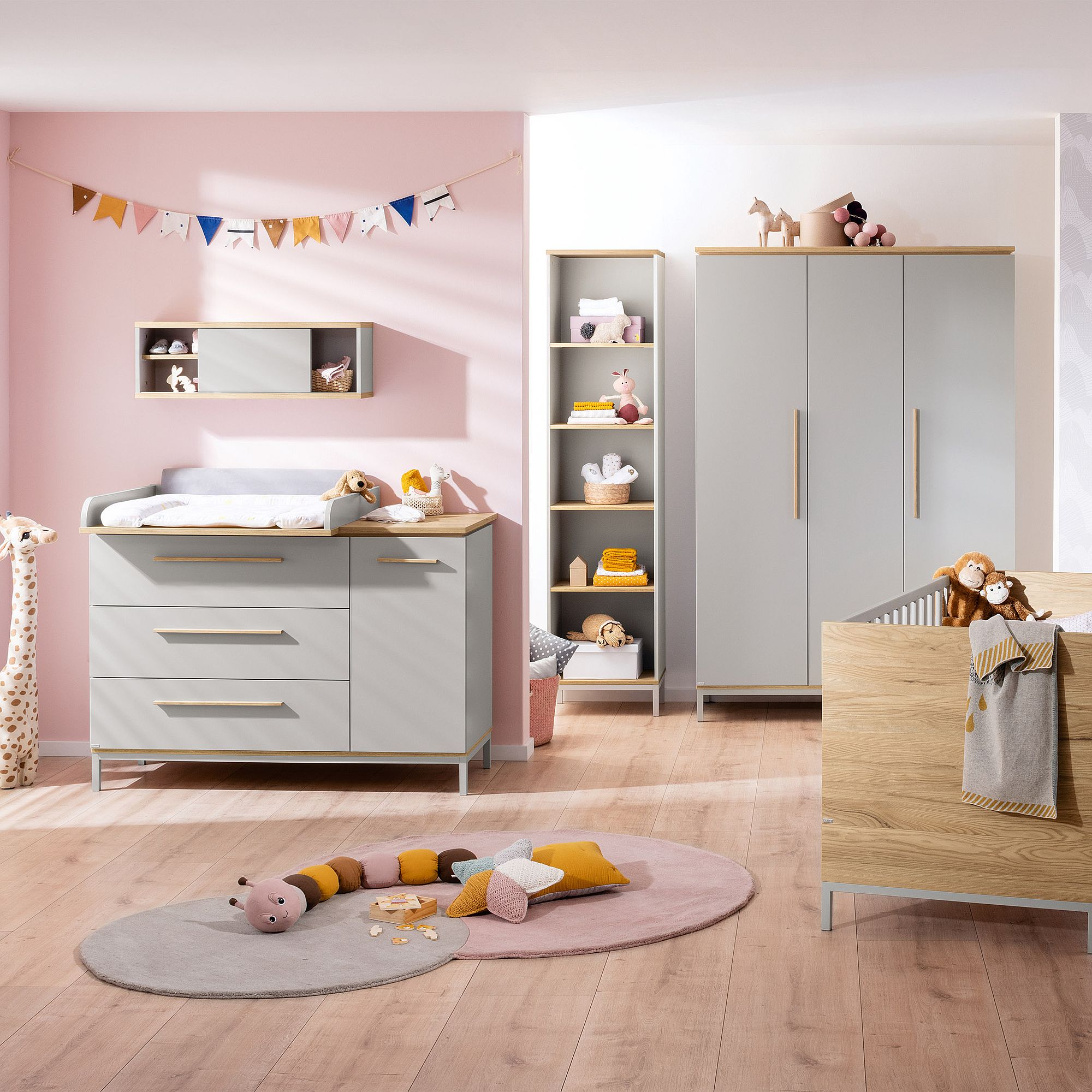 Modernes Kinderzimmer mit pastellfarbenen Möbeln, Plüschtieren und verspielten Dekorationen.