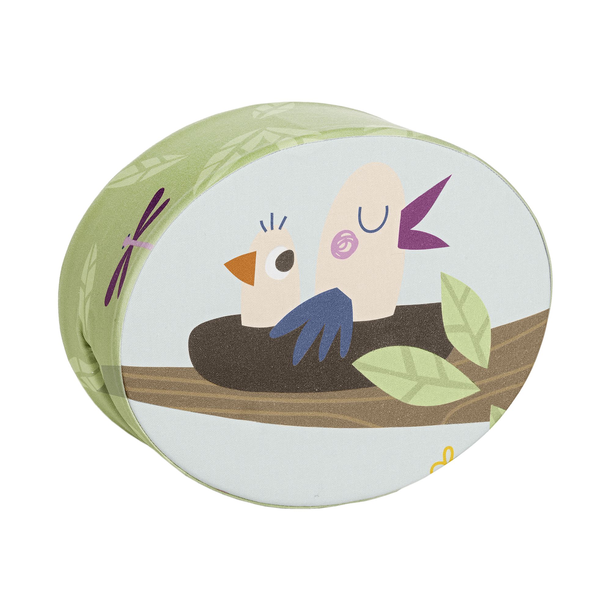 Steckkissen Baumwolle, Motiv "Petersilienweg 8", 35 x 28 x 12 cm, Hund Rudi Round cushion with an illustration of two birds in a nest on a tree branch.