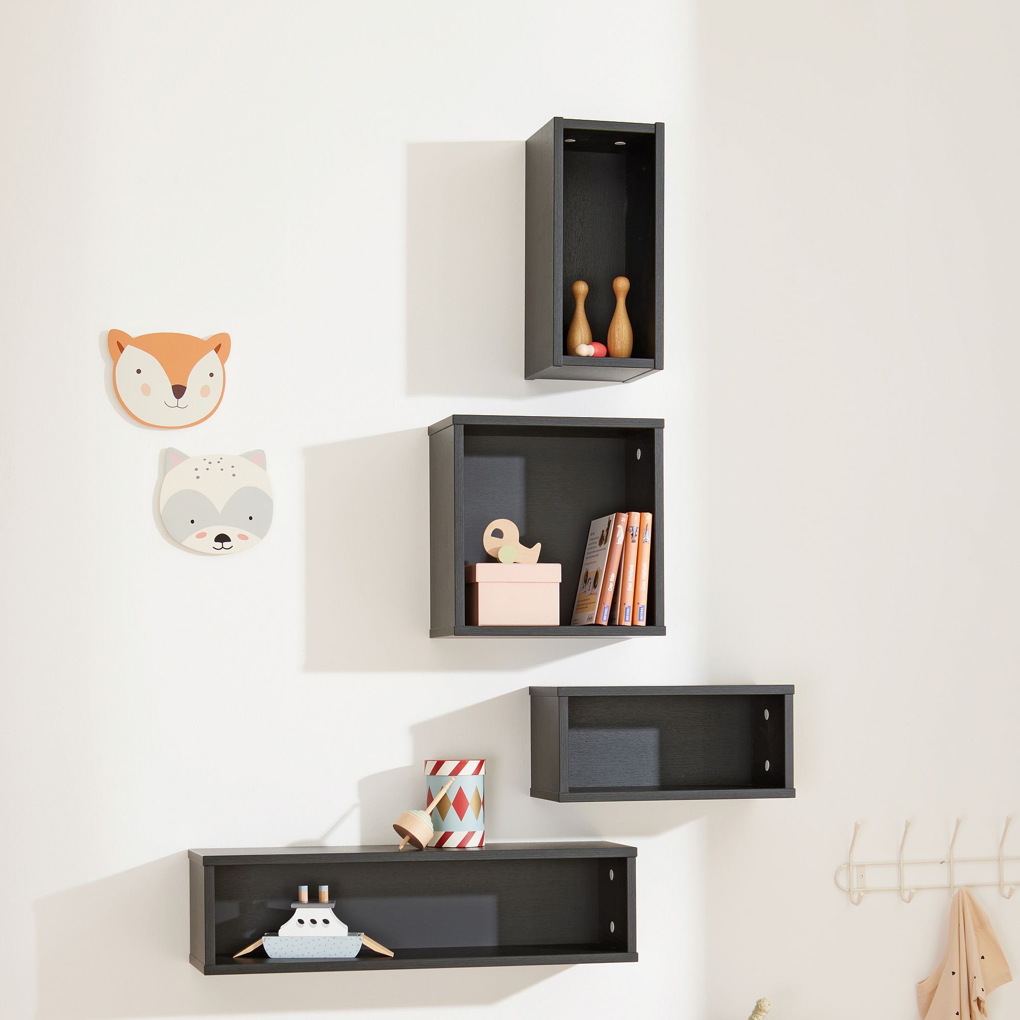 Wandregal  Wandbox  rechteckig  in Naturschwarz Schwarze Wandregale mit Dekorationsartikeln, neben Fuchs und Waschbärgesicht Wandkunst.