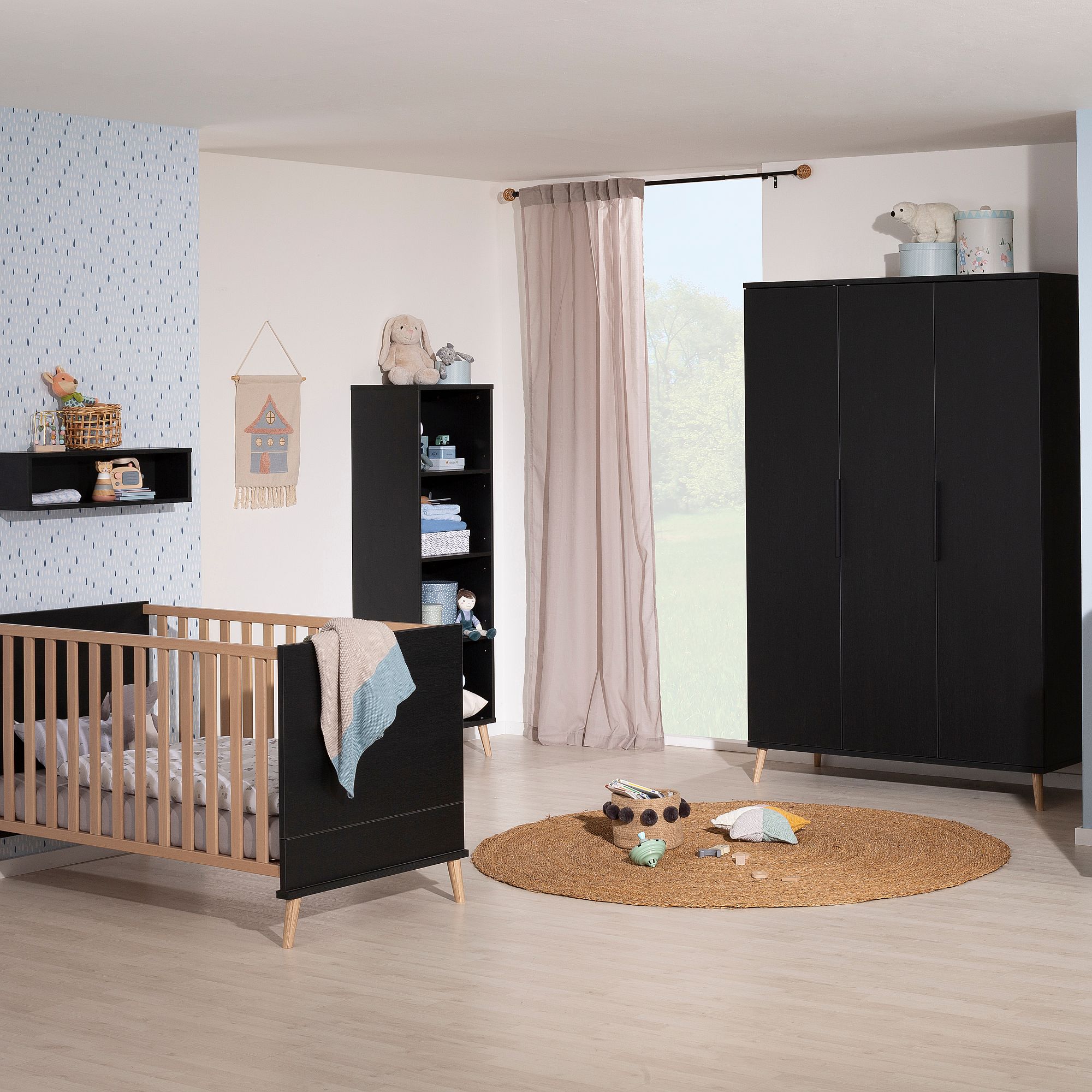 Modernes Kinderzimmer mit Kinderbett, Kleiderschrank, Regalen, Spielzeug und einem runden Webteppich.
