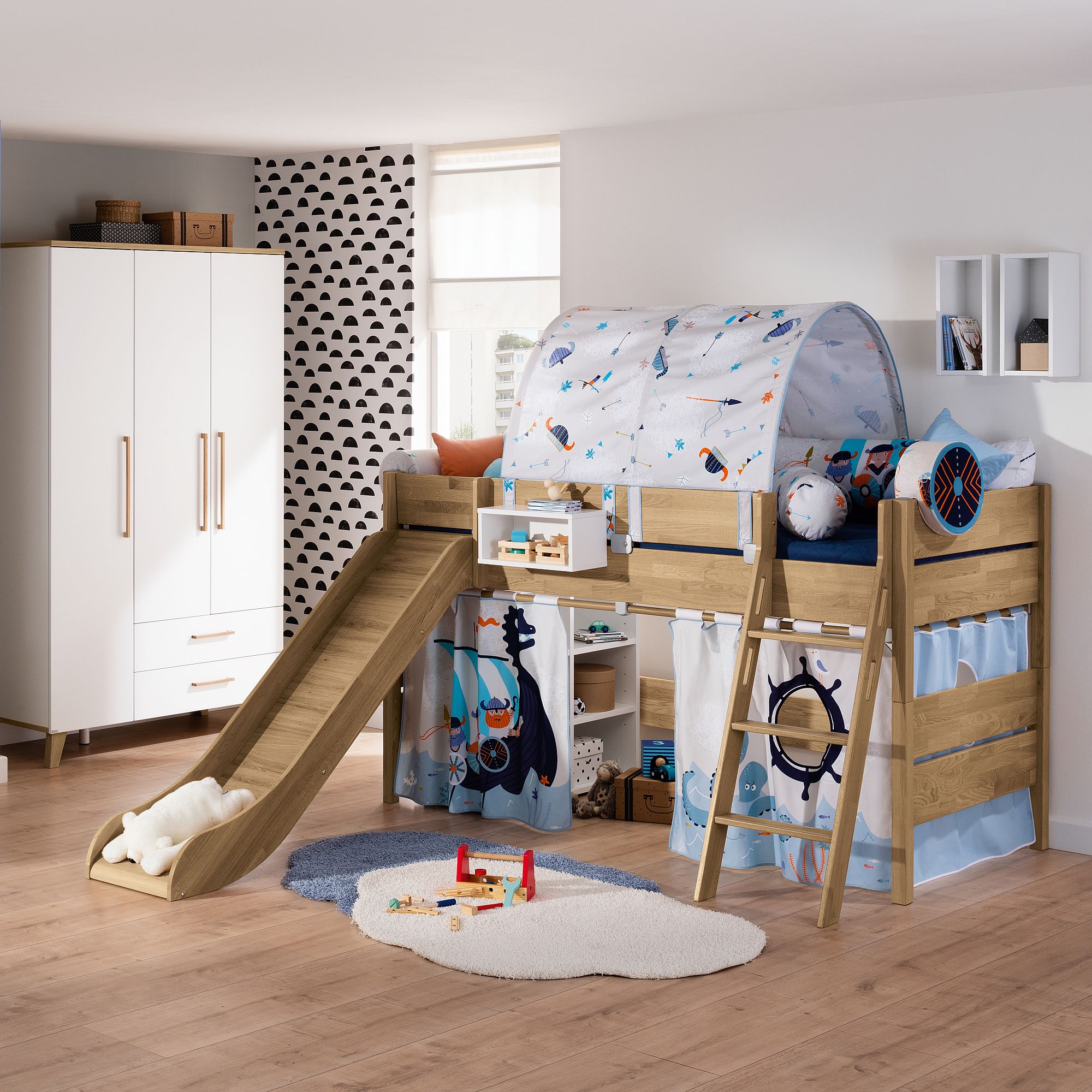 Kinder-Etagenbett mit Rutsche, Spielzelt und Dekoration im maritimen Stil im Schlafzimmer.