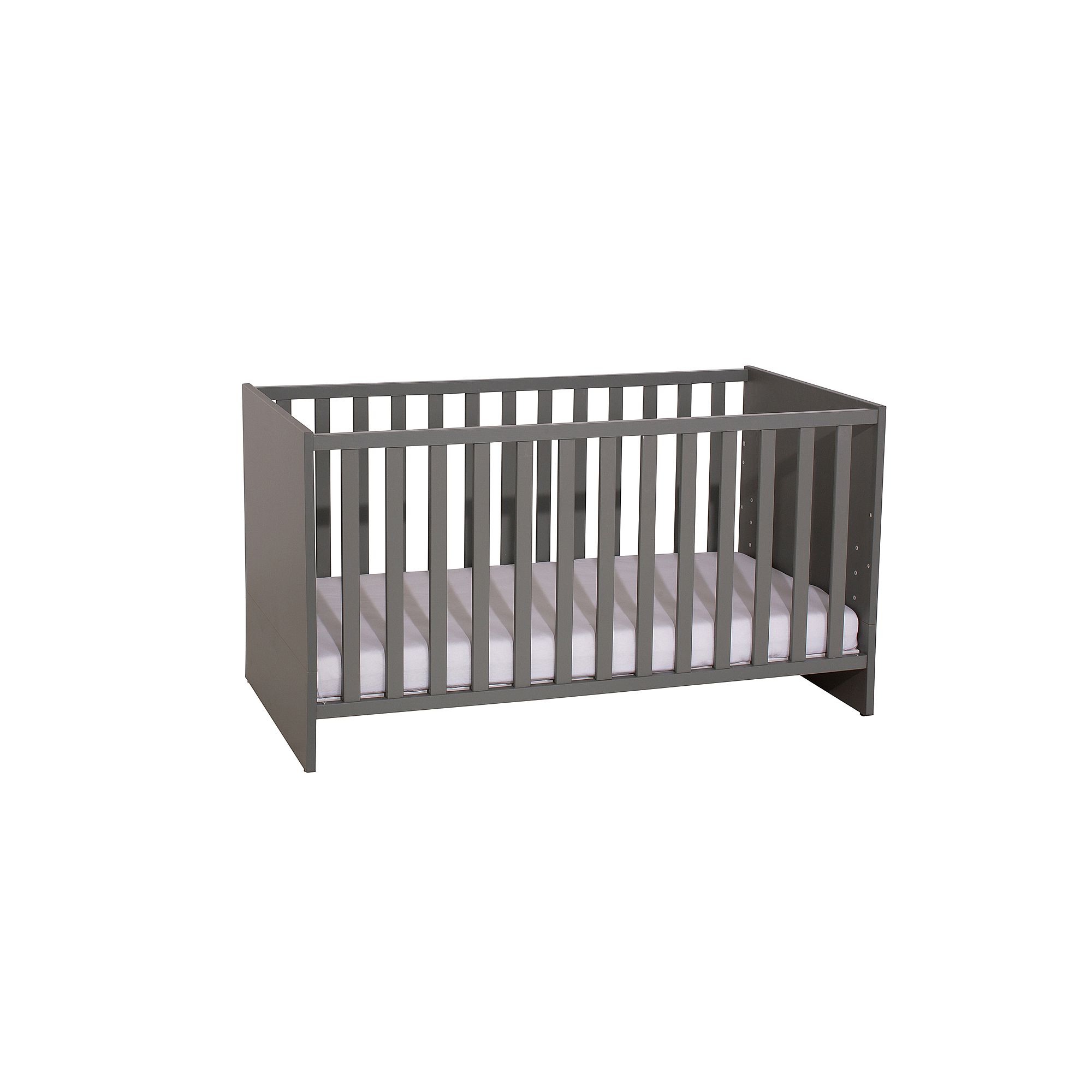 Graues Babybett aus Holz mit einer weißen Matratze, abgebildet vor weißem Hintergrund.