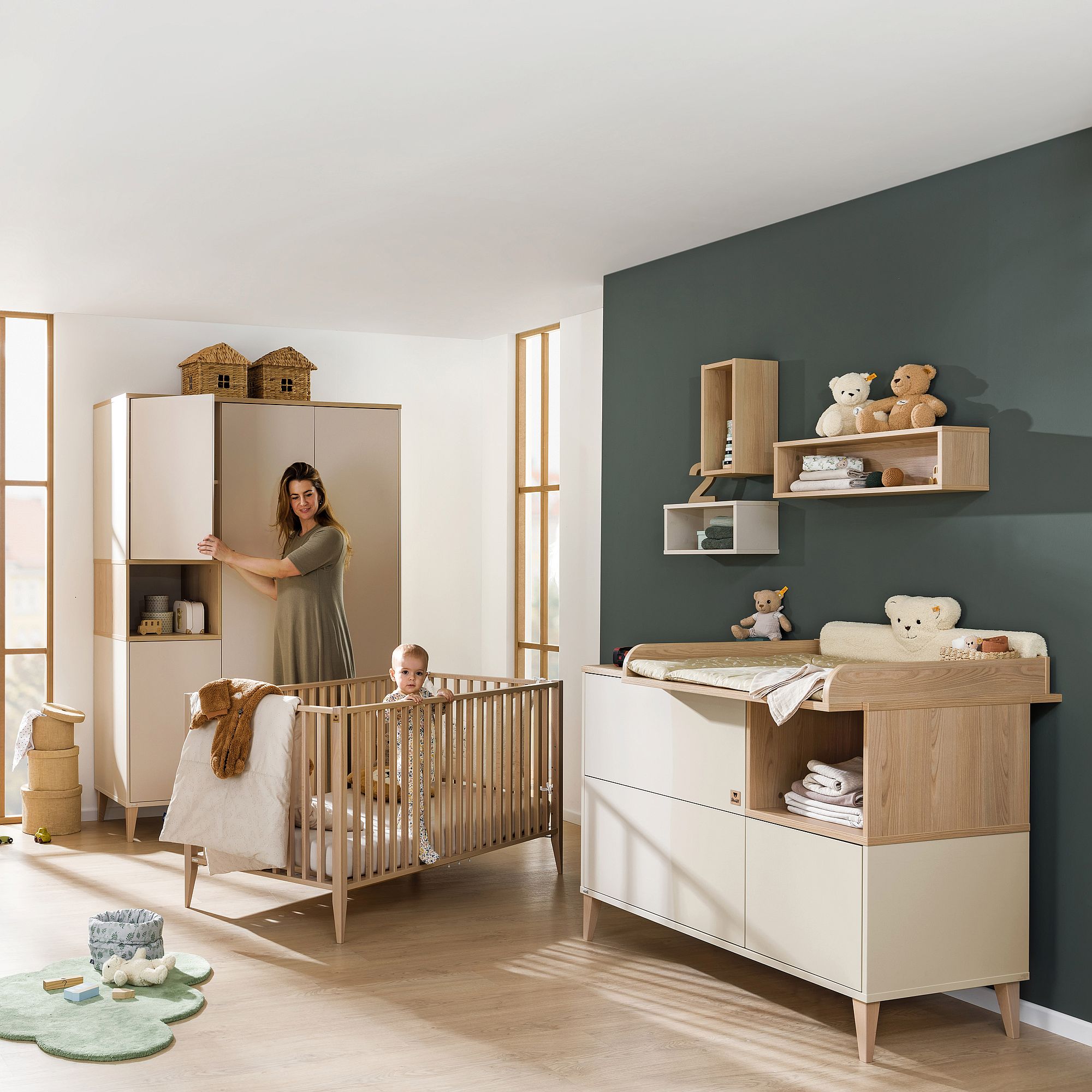 Eine Frau und ein Baby in einem gemütlichen, modernen Kinderzimmer mit Holzmöbeln und Spielzeug.