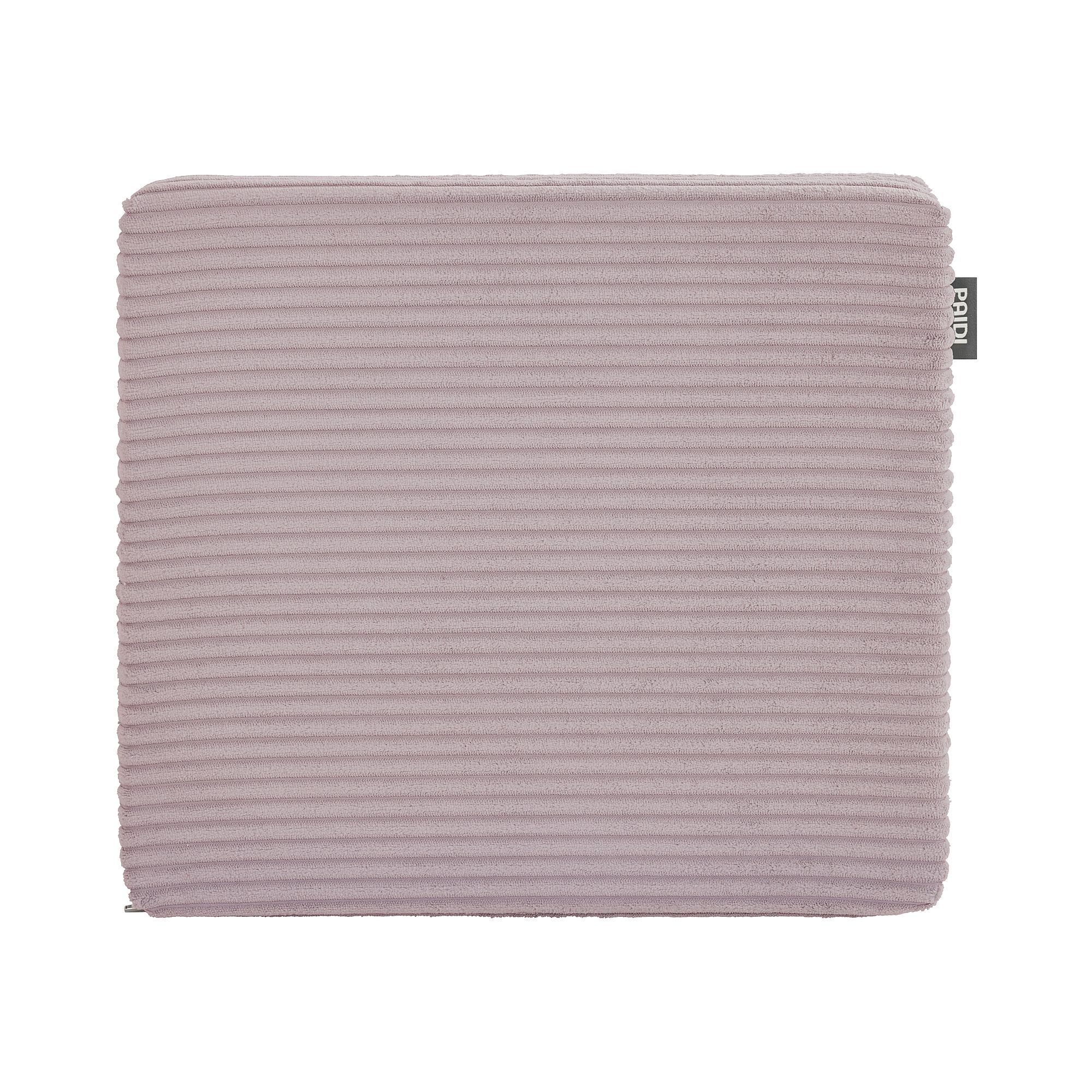 Quadratisches, mauvefarbenes Rippenkissen mit einem kleinen Stoffanhänger auf der rechten Seite.