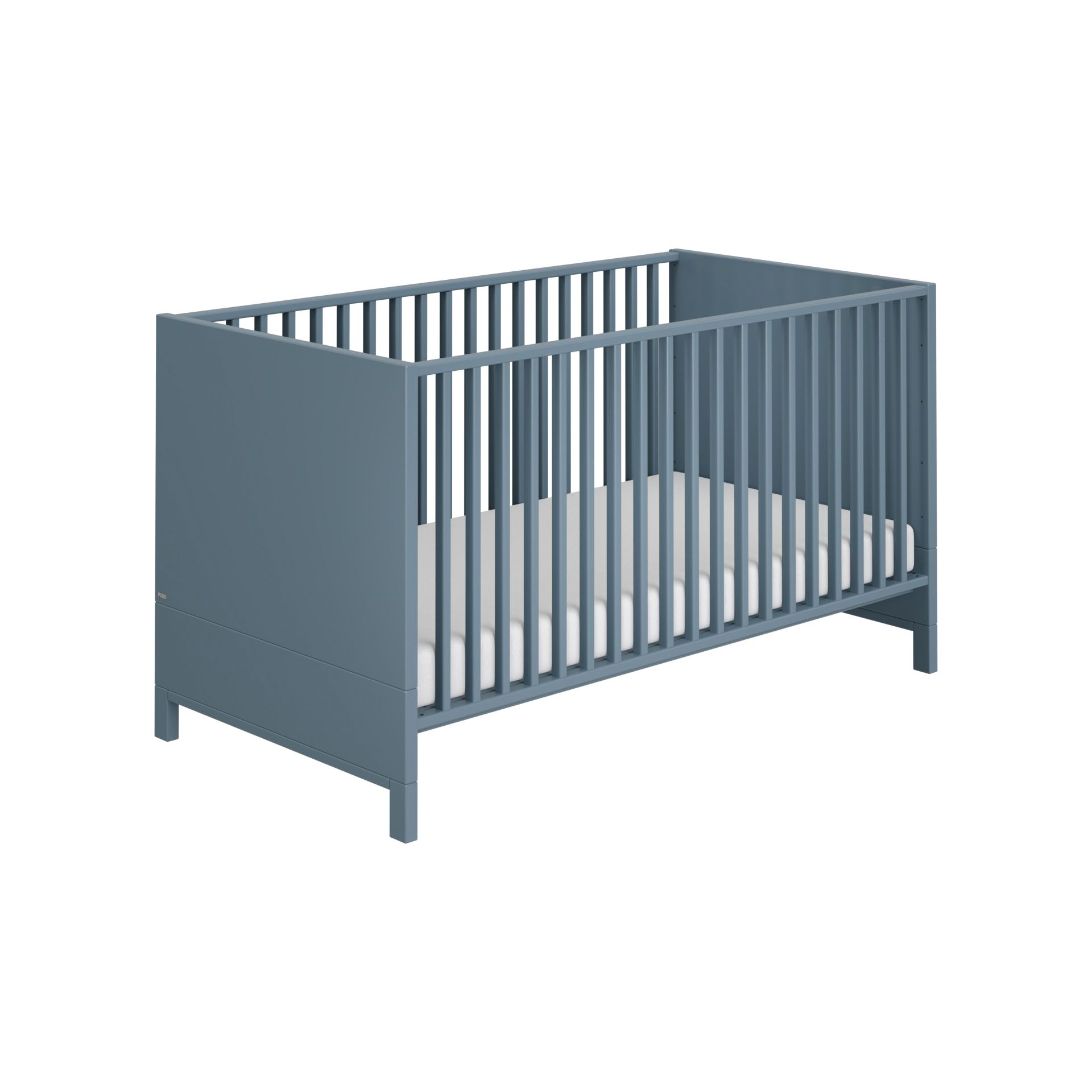 Blaues Babybett aus Holz mit Gitterwänden und einer weißen Matratze vor weißem Hintergrund.