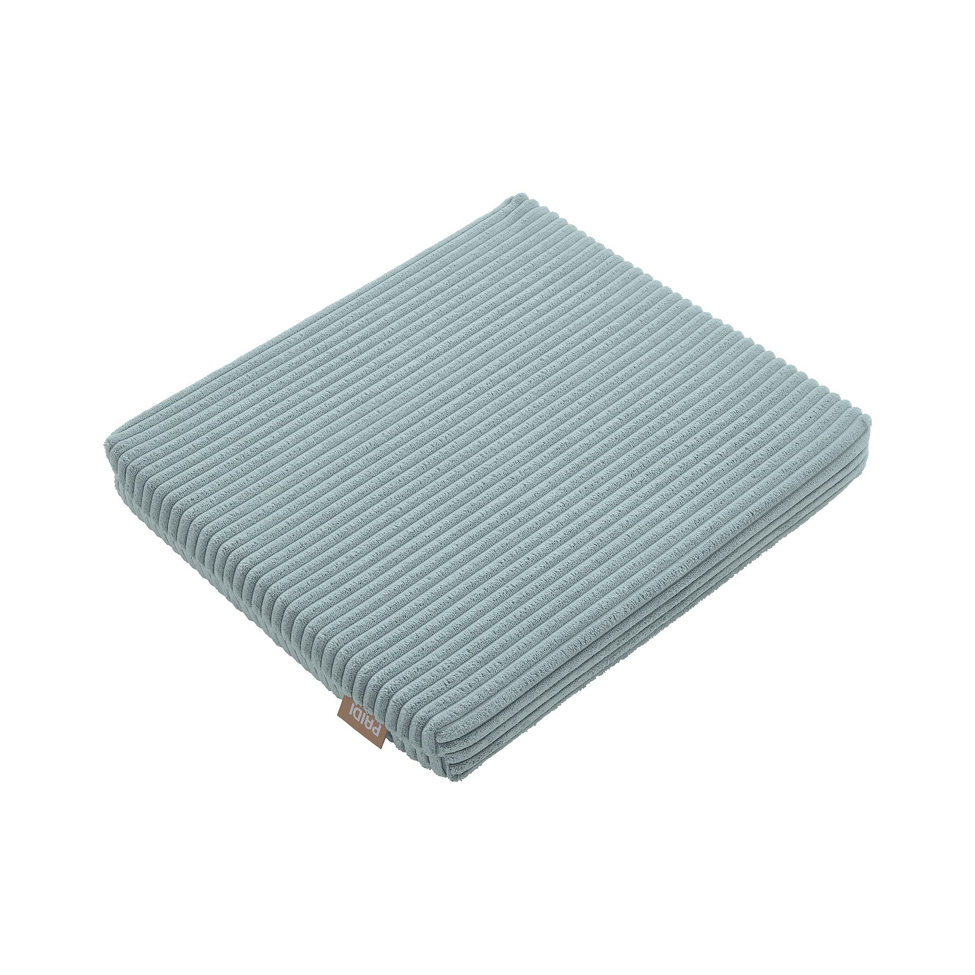 Hellblaues, geripptes, quadratisches Kissen mit einem kleinen braunen Stoffanhänger an der Seite.