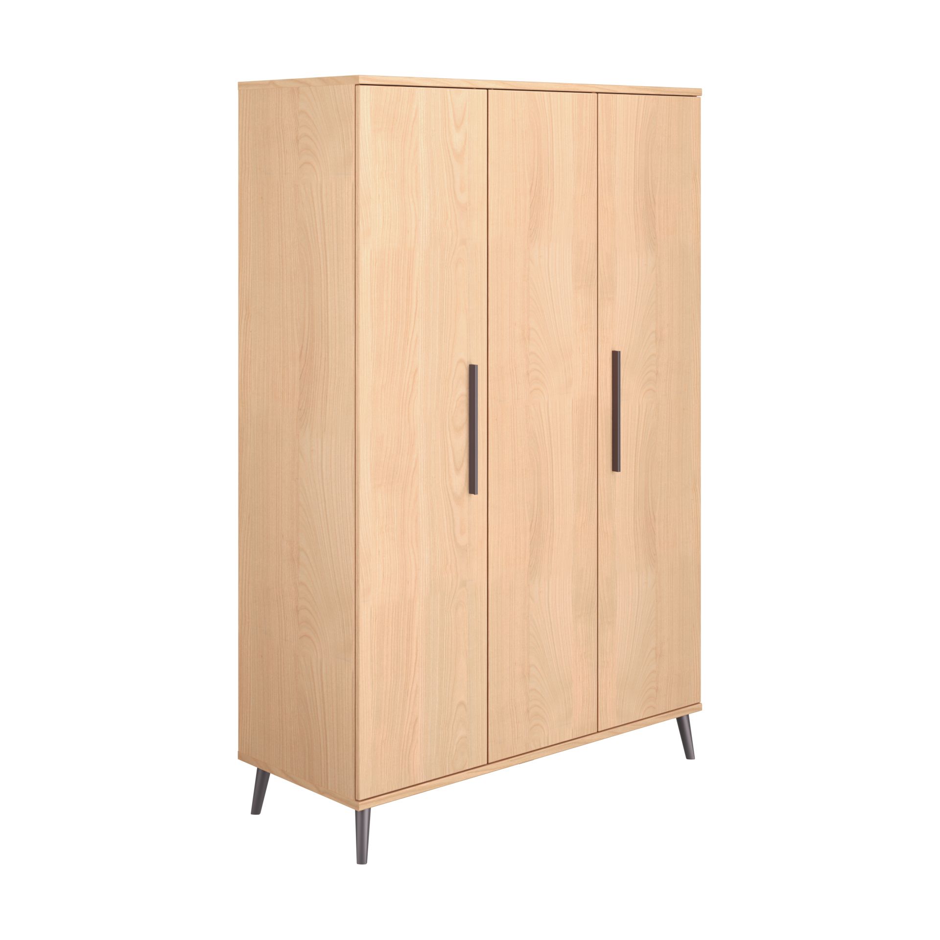 Dreitüriger Kleiderschrank aus hellem Holz mit schwarzen Griffen und abgewinkelten Beinen.