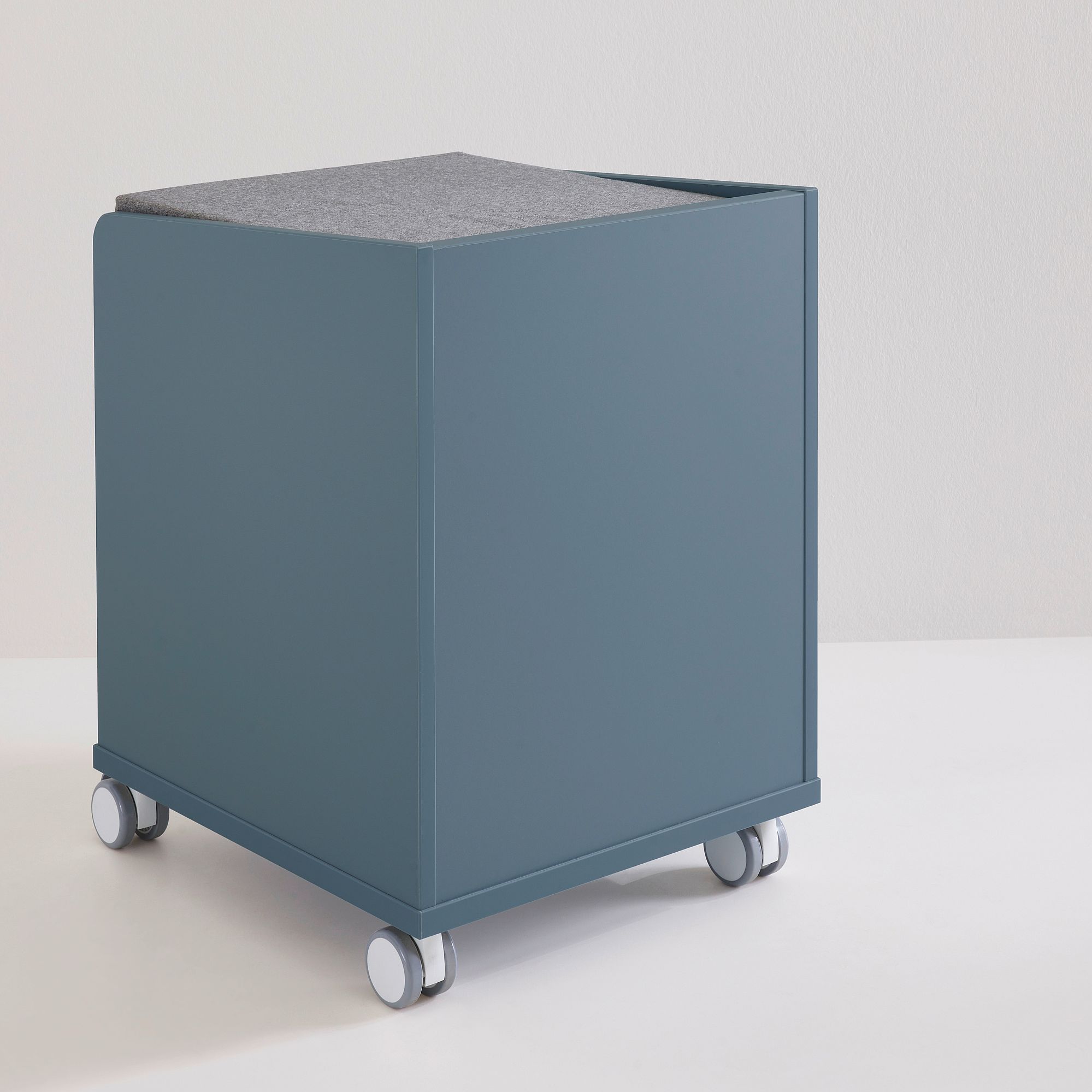 Eine blaue Aufbewahrungsbox mit Rädern und einem grauen gepolsterten Deckel.