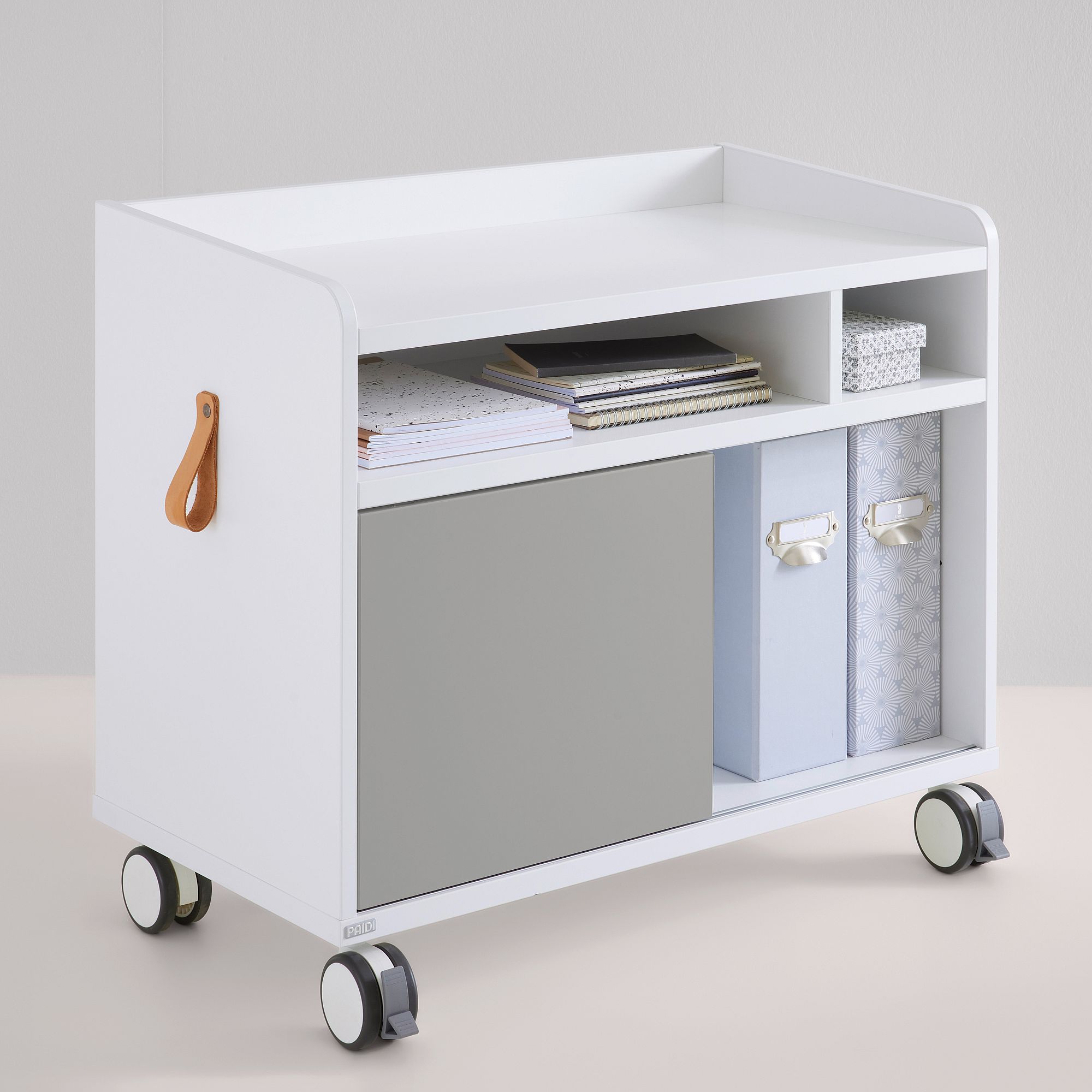 Rollcontainer Rollcaddy mit 1 Schiebetür in Kieselgrau Weißer rollender Aufbewahrungswagen mit Einlegeböden, Boxen, Notizbüchern und einem Ledergriff.