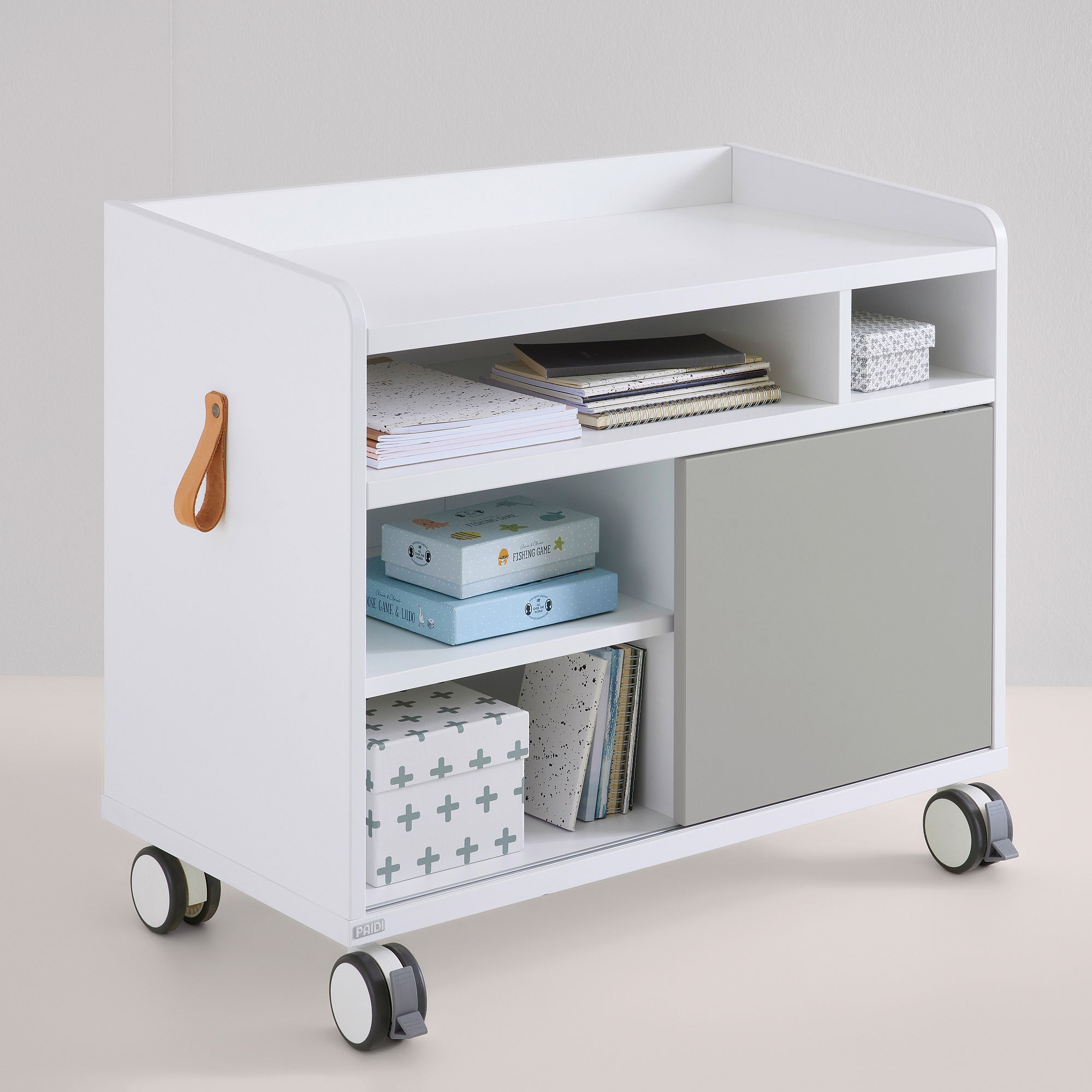 Rollcontainer Rollcaddy mit 1 Schiebetür in Kieselgrau Weißer rollender Aufbewahrungswagen mit Regalen, Kisten, Büchern und einer grauen Schiebetür.