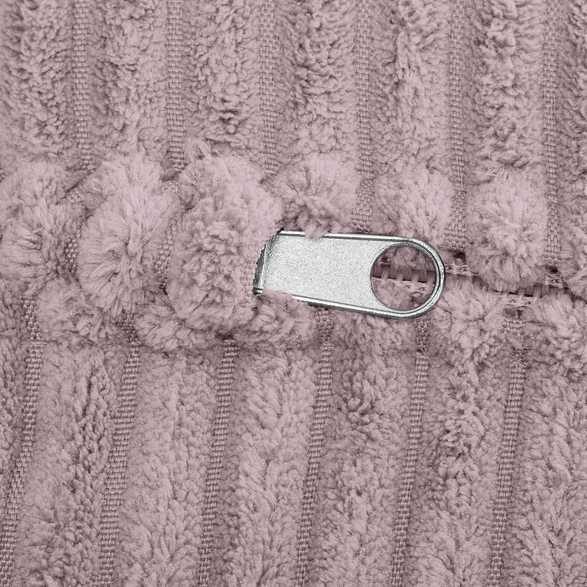 Nahaufnahme eines silbernen Reißverschlusses auf strukturiertem, rosa-violettem Stoff.