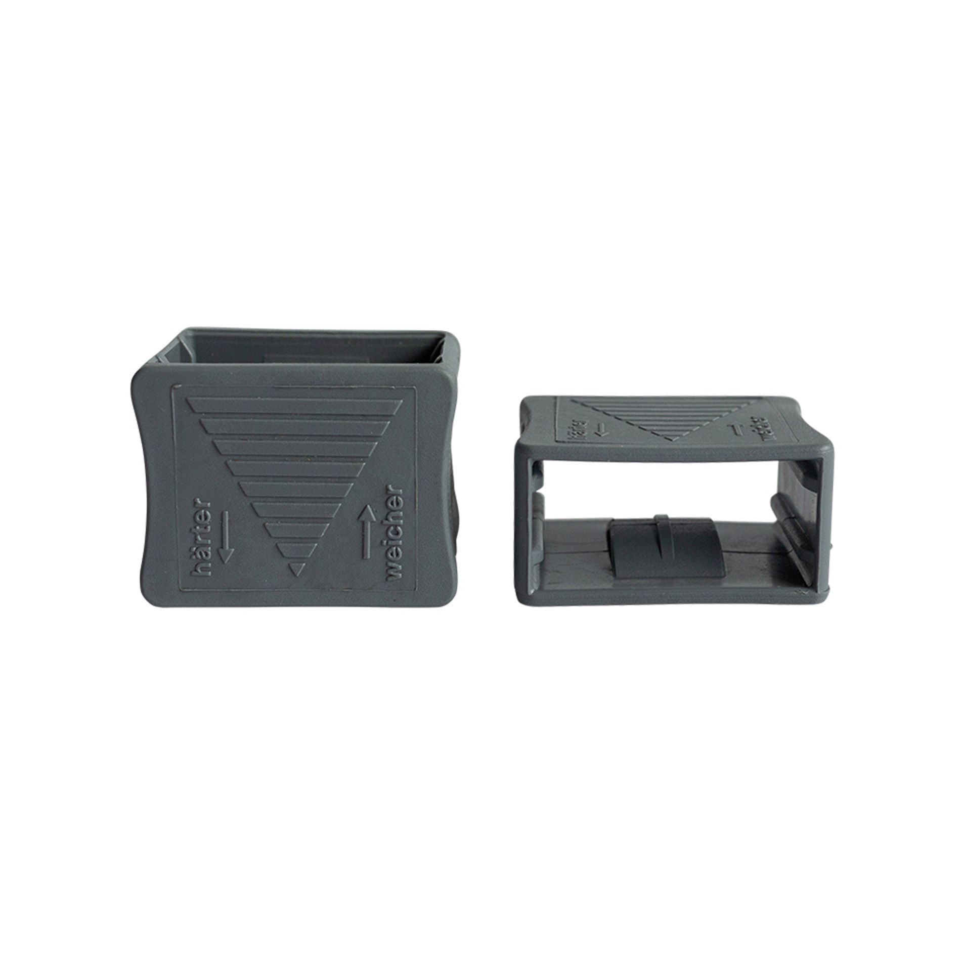 Zwei graue rechteckige Kunststoffobjekte mit dreieckigem Muster und offenen Seiten.