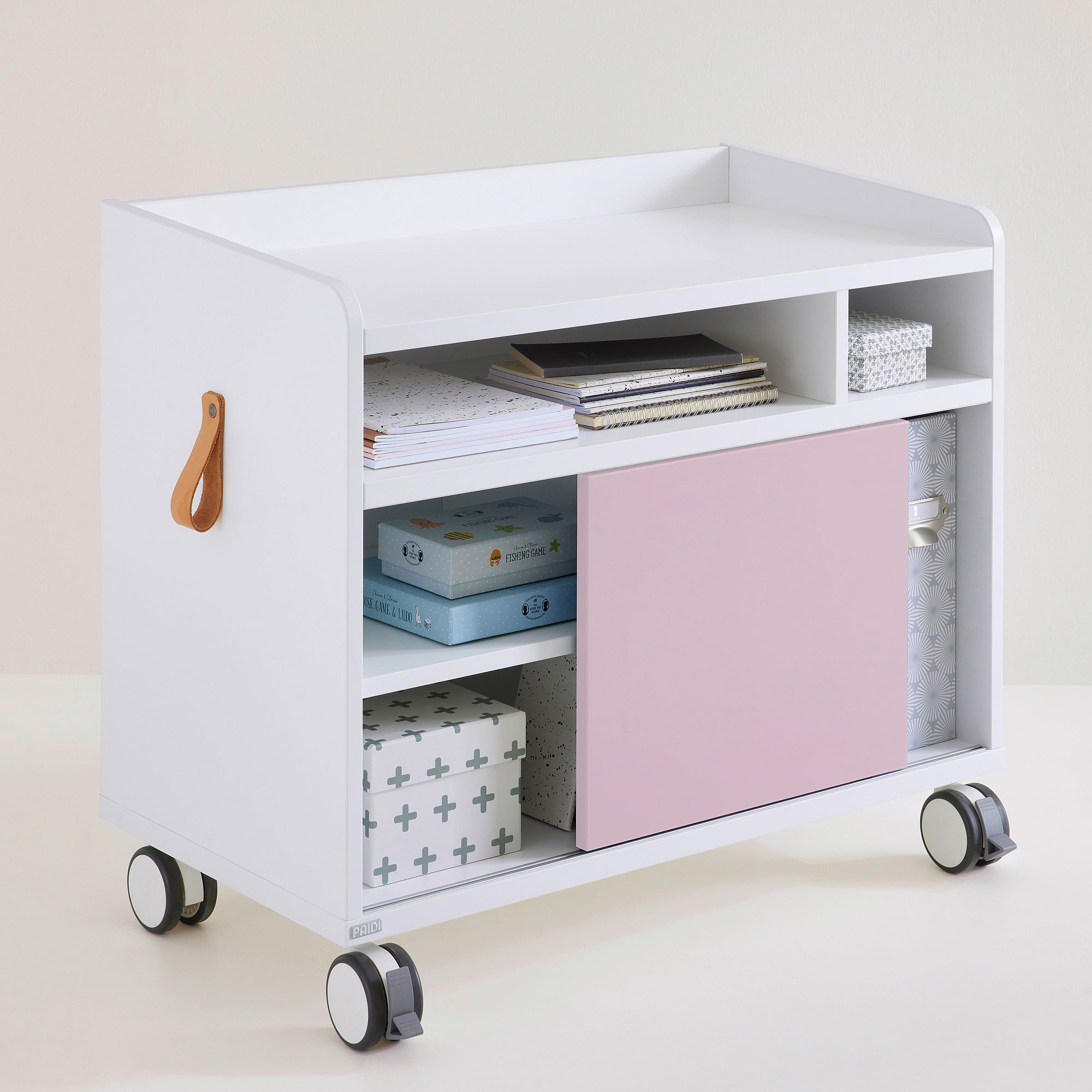 Rollcontainer Rollcaddy mit 1 Schiebetür in Rose Weißer rollender Aufbewahrungswagen mit Einlegeböden, einer rosa Schiebetür und einem Ledergriff.