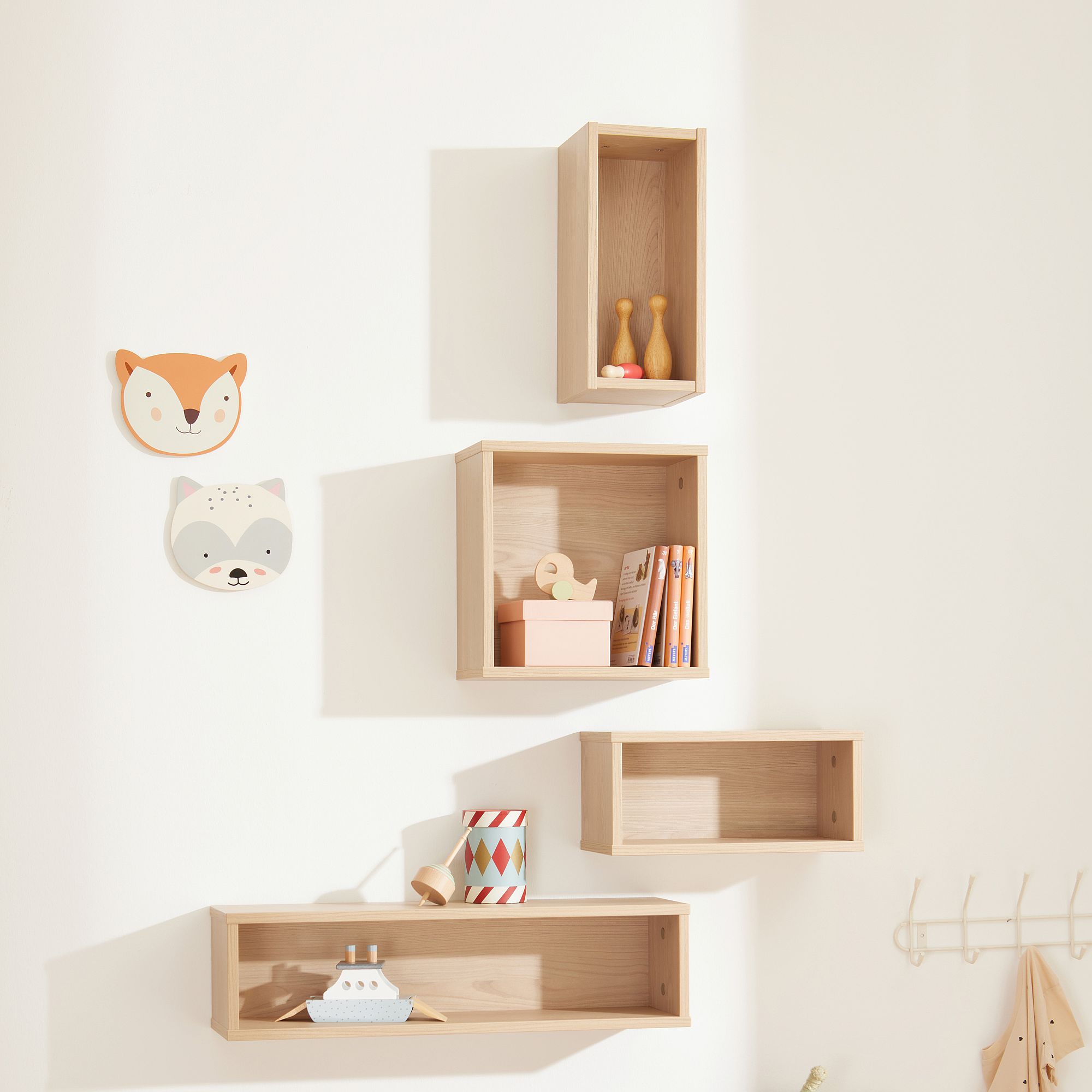 Wandregal  Wandbox  rechteckig  in Scandinavian-Wood Helle Holzregale mit Spielzeug und Tierdekor an einer weißen Wand.
