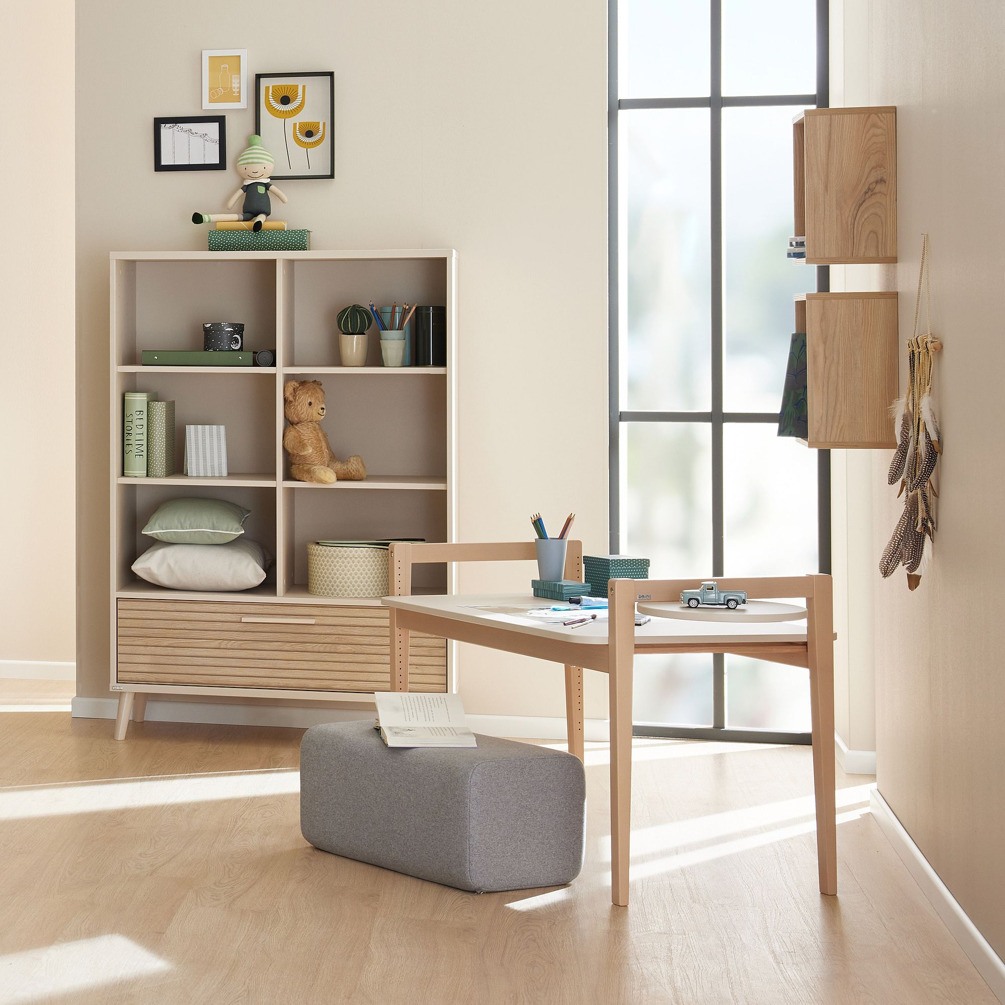 Minimalistischer Arbeitsbereich für Kinder mit Schreibtisch, Regal, Spielzeug, Büchern und natürlichem Licht.