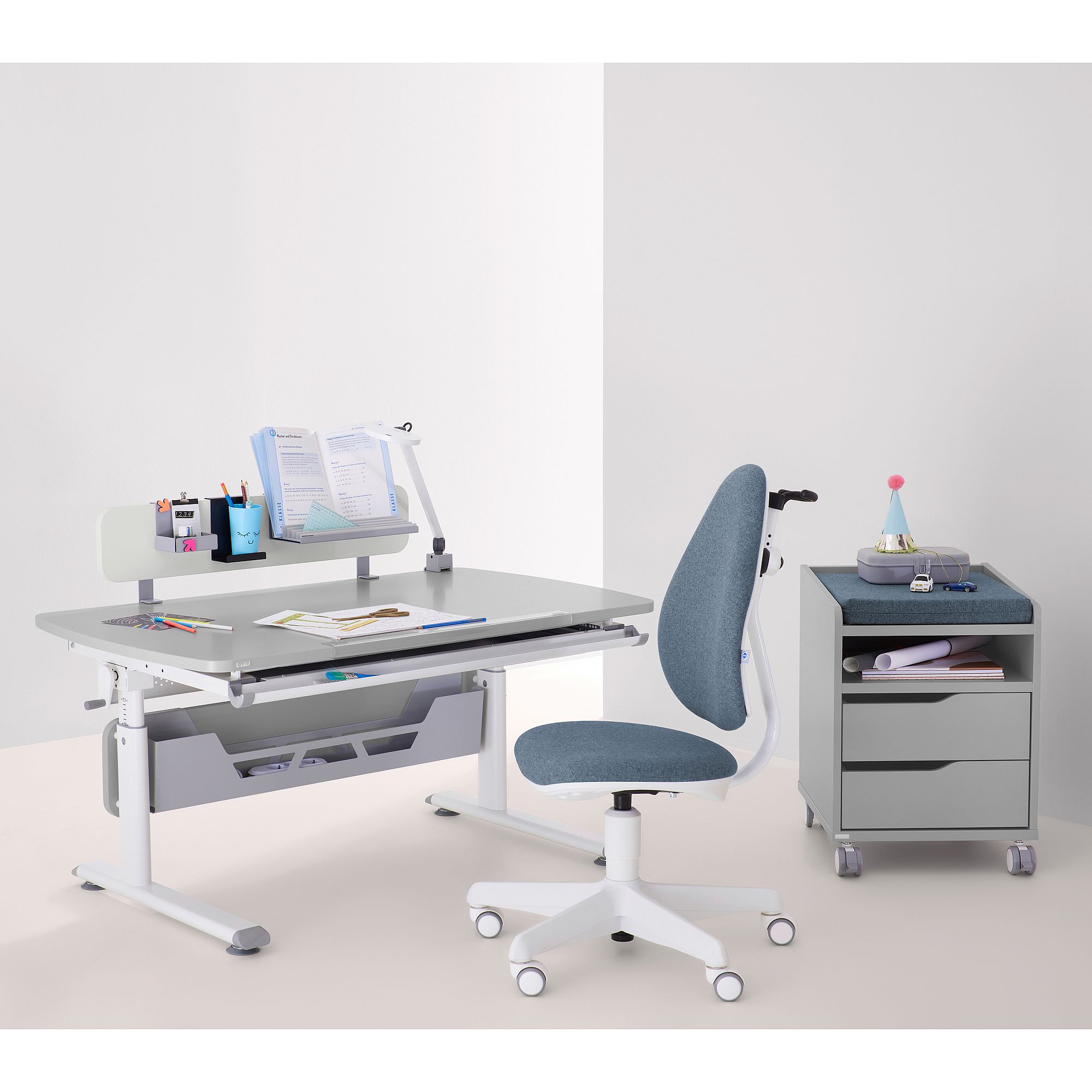 Rollcontainer  mit 2 Schubladen in Kieselgrau Moderner Schreibtisch mit blauem Stuhl und organisierten Schreibwaren auf einem Schubladenblock.