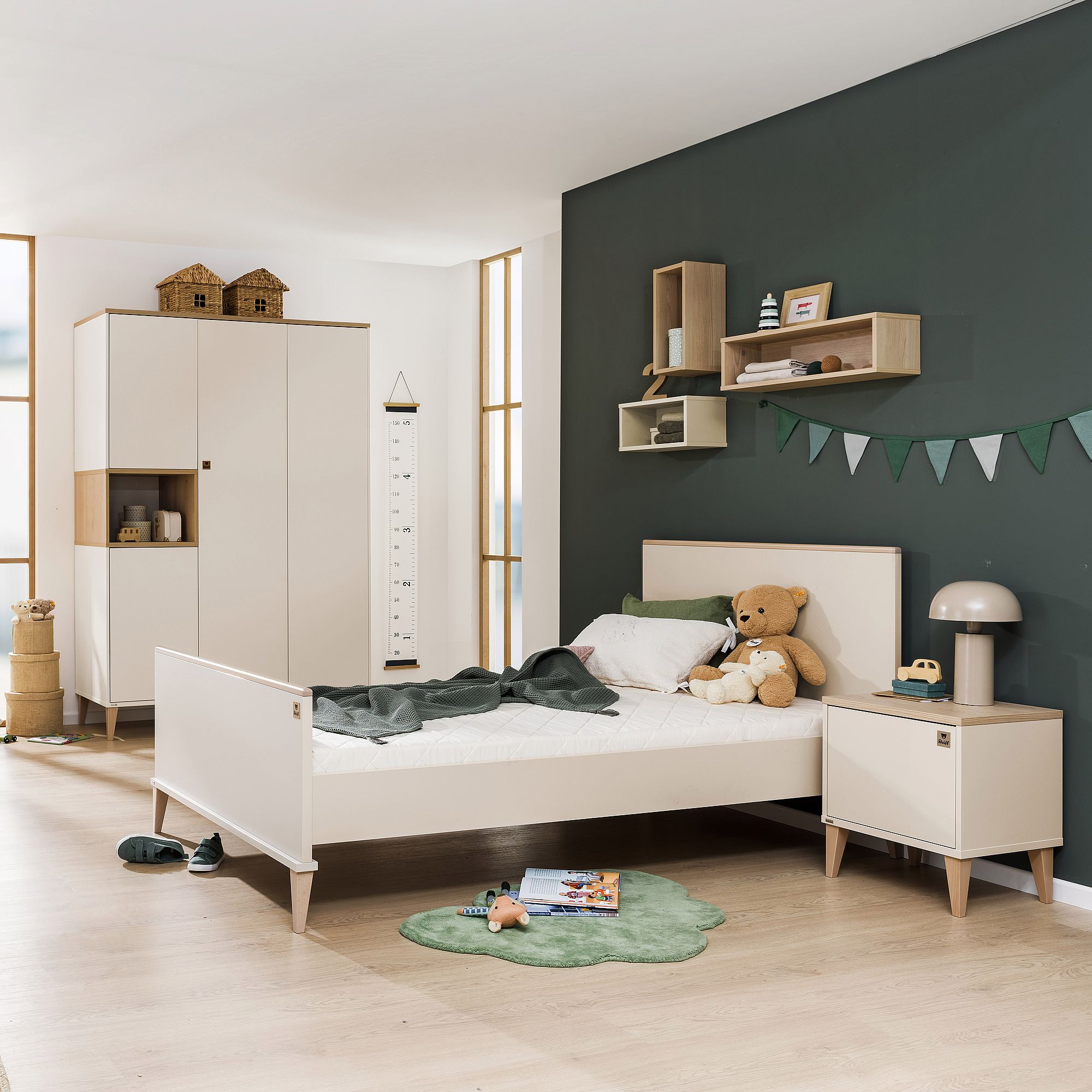 Modernes Kinderzimmer mit grünen Akzenten, Spielzeug und minimalistischen Möbeln.