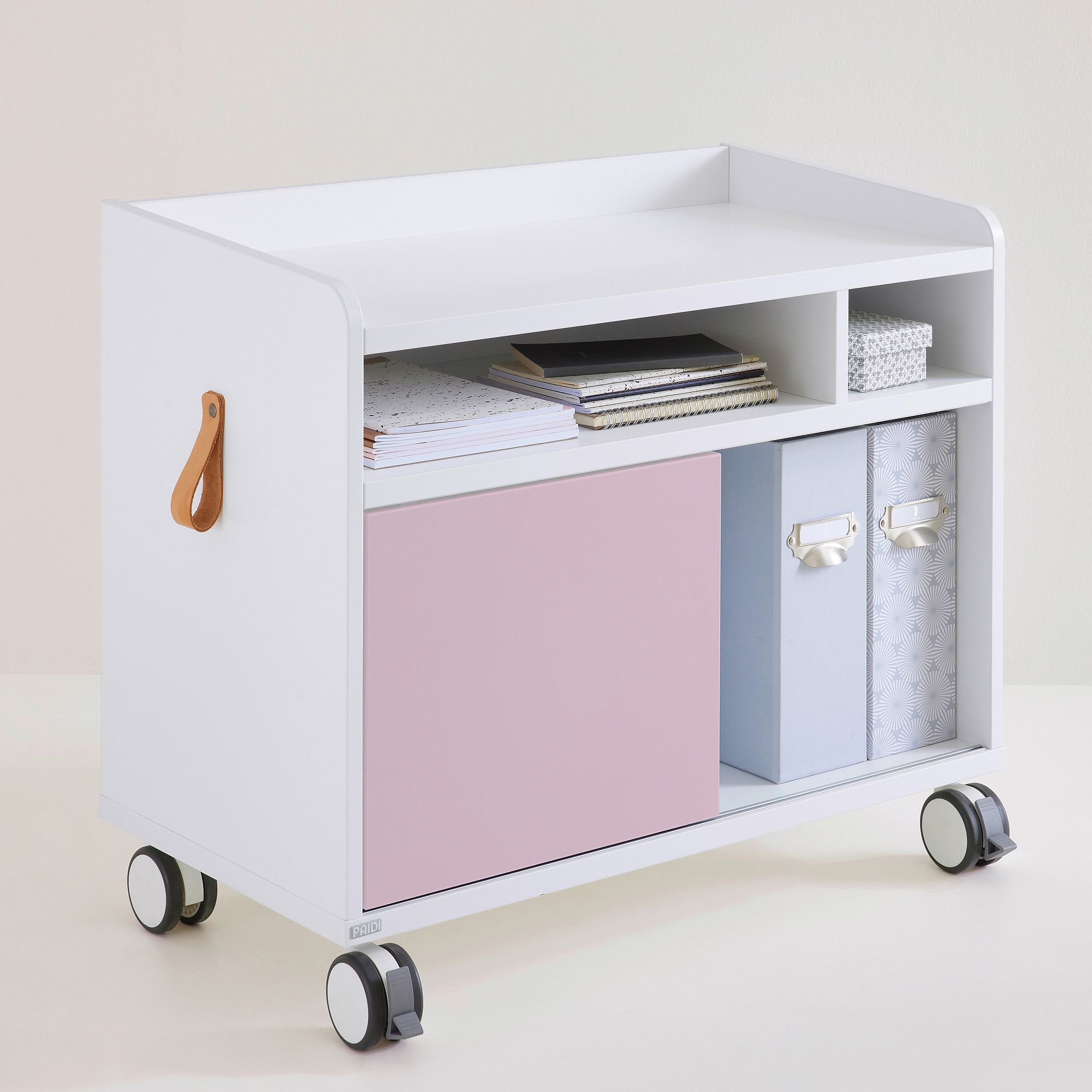 Rollcontainer Rollcaddy mit 1 Schiebetür in Rose Weißer rollender Aufbewahrungswagen mit Regalen, Behältern, Büchern und einem Ledergriff.