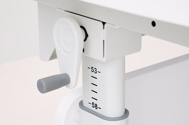 1106_PAIDI_Shop_Programme_DiegoCurved_Slider_Kurbel-ID1692497_8720d75b-3166-1ff6-b069-6fa60e8b51cb.jpg Nahaufnahme eines verstellbaren Tischmechanismus mit einem Hebel und Höhenmarkierungen von 53 bis 58 auf weißem Hintergrund.