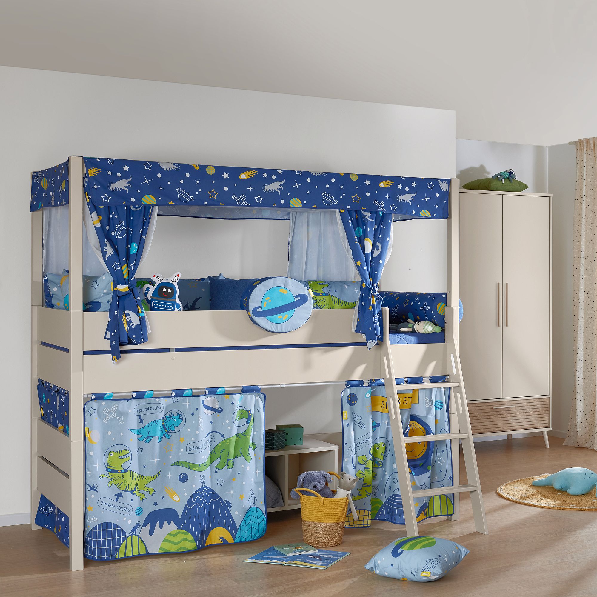 Etagenbett mit viel Platz und Dinosaurier-Motiv.